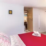 Mia *